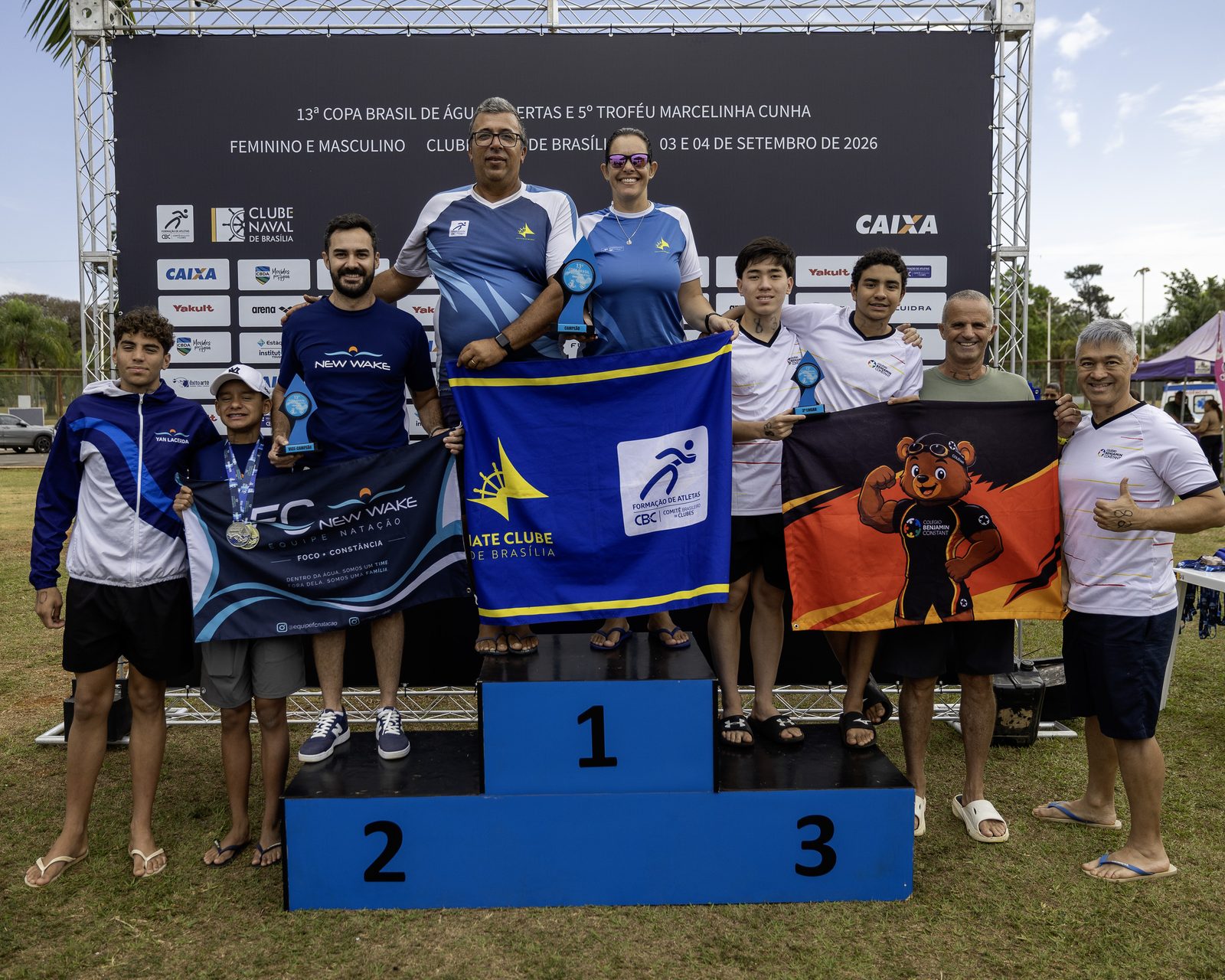 Pódio por equipes da etapa, com atletas e técnicos do Iate, do New Wake e do Benjamin Constant