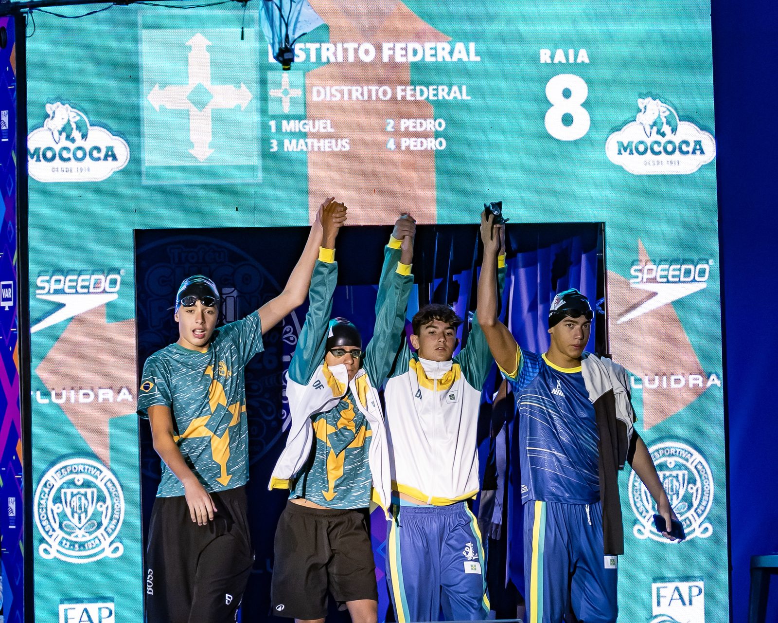Revezamento do DF entra de mãos dadas e braços erguidos para a final, diante do telão que anuncia a equipe na raia 8