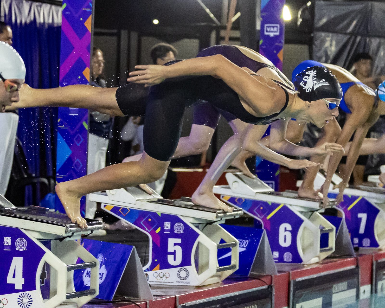 Largada feminina: atleta de touca da FDA-DF salta do bloco da raia 5
