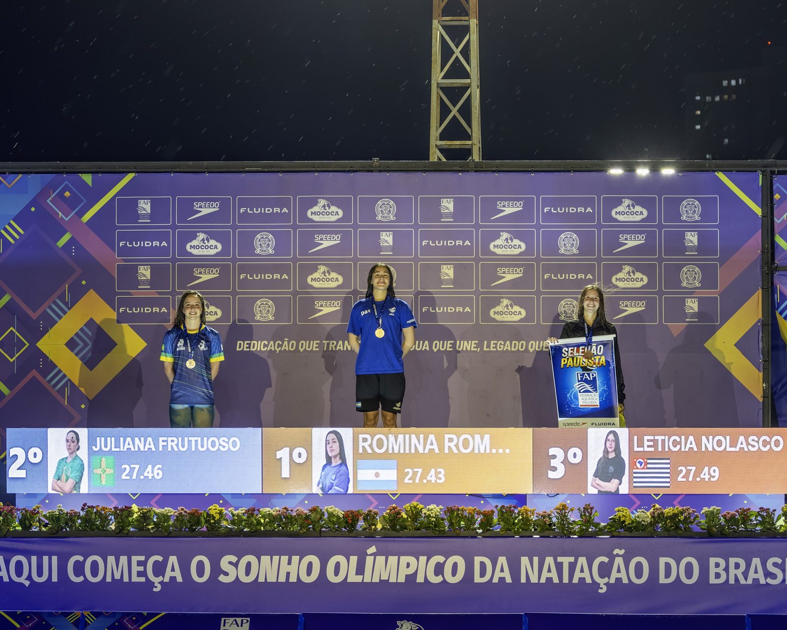 Pódio dos 50 metros livre infantil feminino: Juliana Frutuoso, do DF, com a prata, ao lado da argentina Romina Romero, ouro, e da paulista Leticia Nolasco, bronze