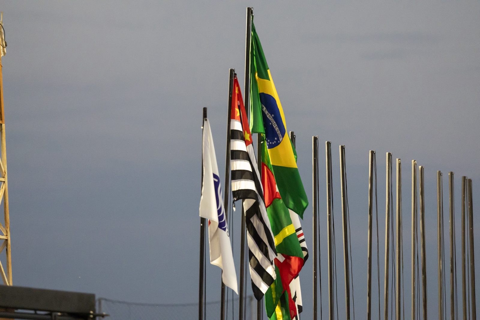 Bandeiras do Brasil, de São Paulo e de outras delegações hasteadas nos mastros do clube